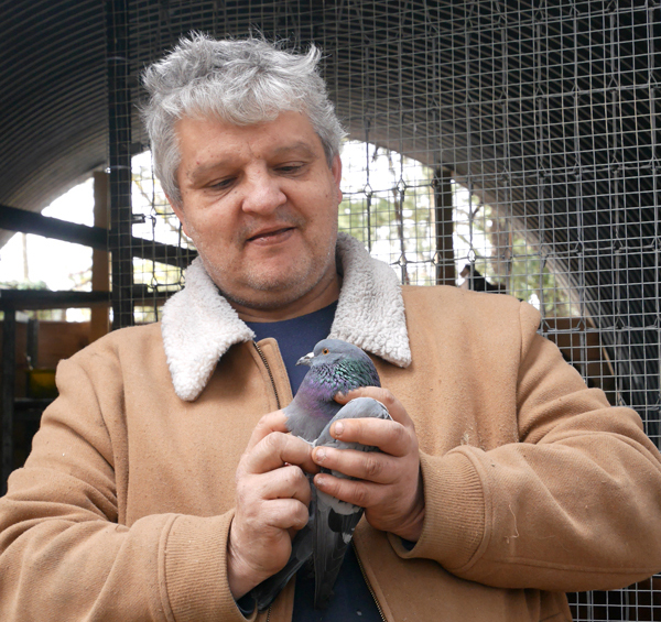 Christophe qui s'occupe de nos oiseaux